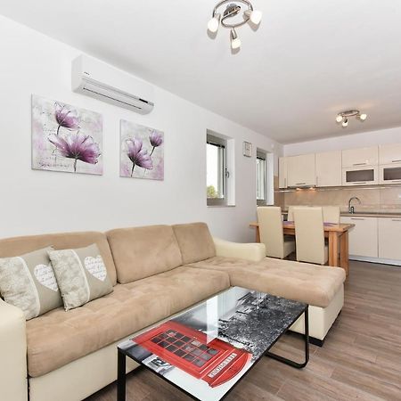 Apartmani Iva Vir Exteriör bild