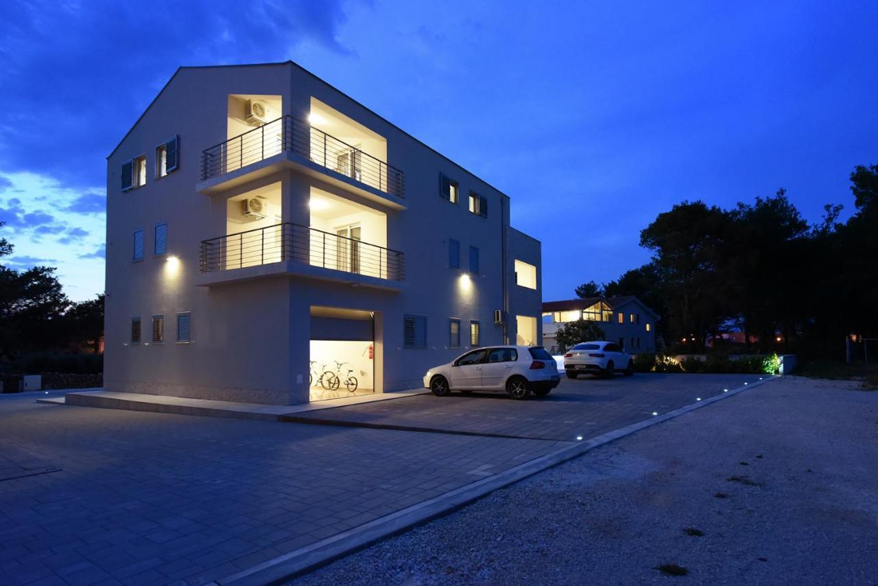 Apartmani Iva Vir Exteriör bild
