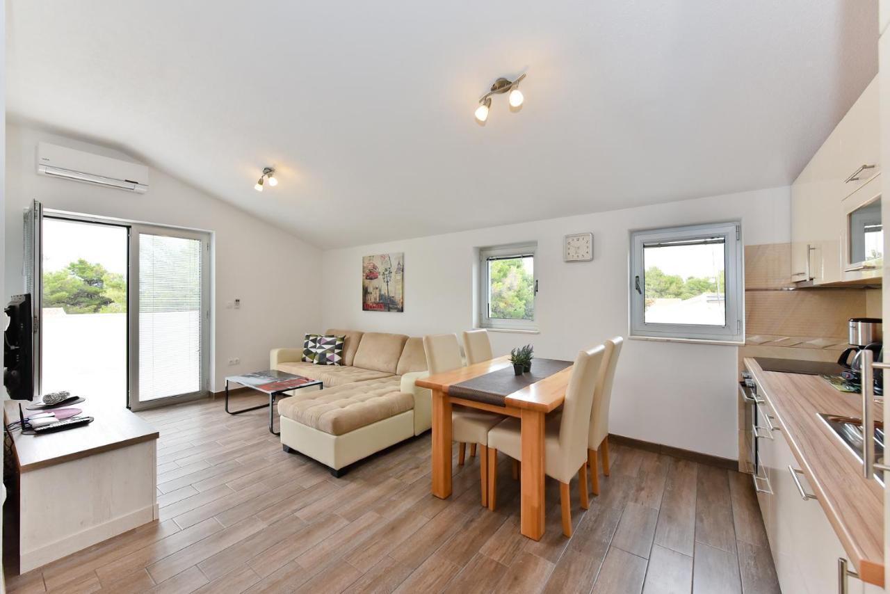 Apartmani Iva Vir Exteriör bild